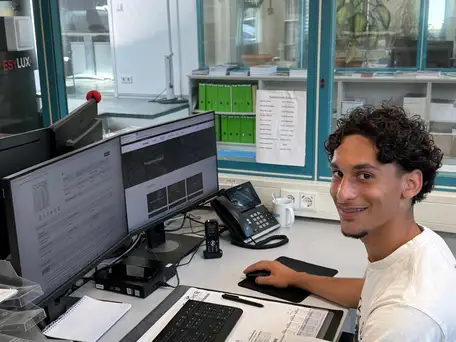 Husein am Schreibtisch bei Fischer EGH